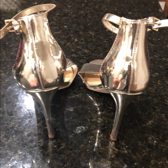 Gold heels - Picture 3 of 3